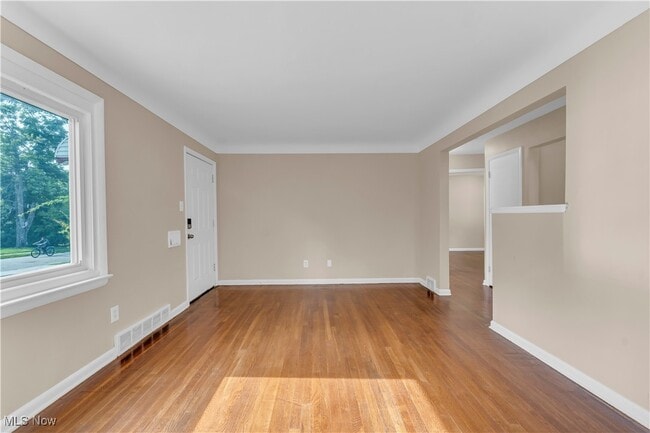 Building Photo - 5037 Greenhurst Dr
