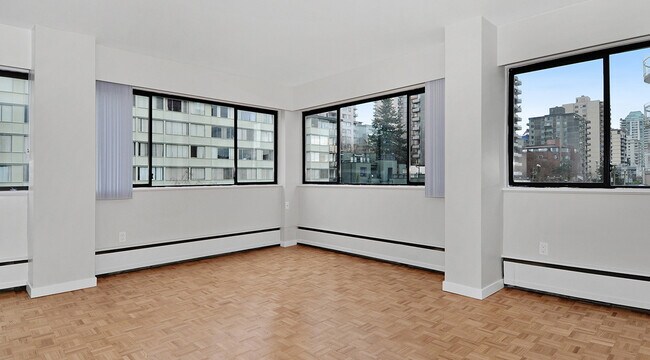 Photo du bâtiment - Pacific Beach Apartments