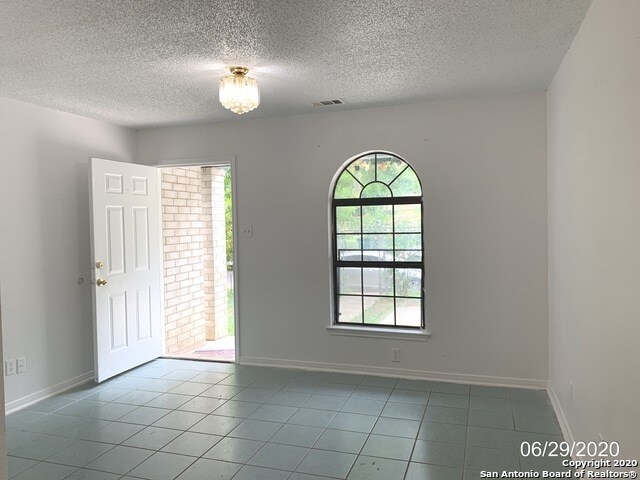 Building Photo - 207 E Baylor