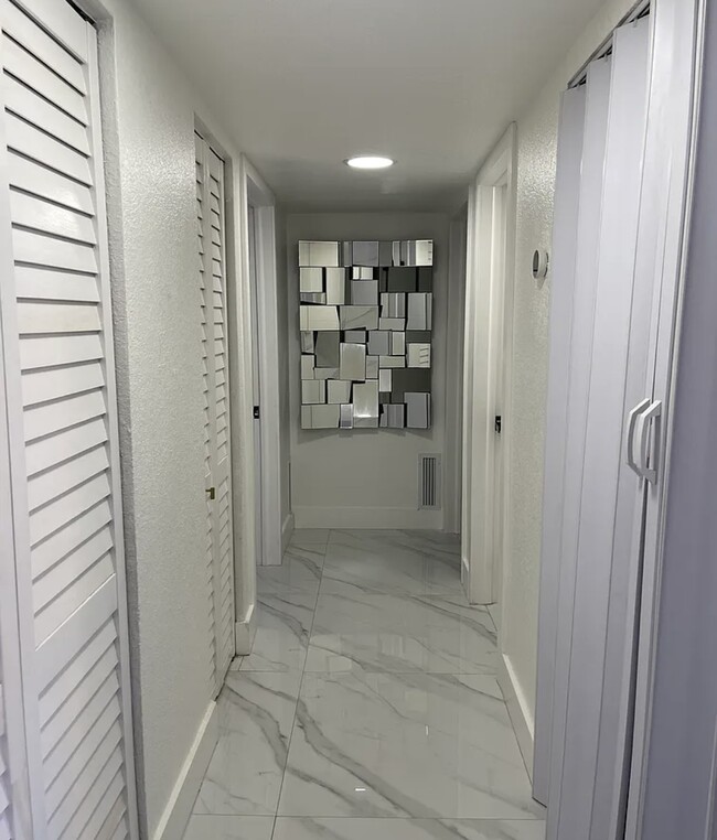 Foto del edificio - 7120 Fairway Dr
