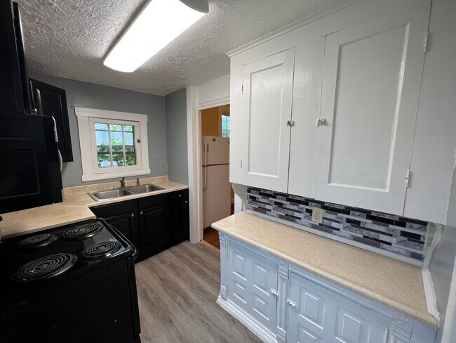 Kitchen - 711 6th Ave
