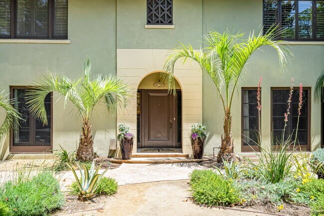 Foto del edificio - 2000 N Hobart Blvd