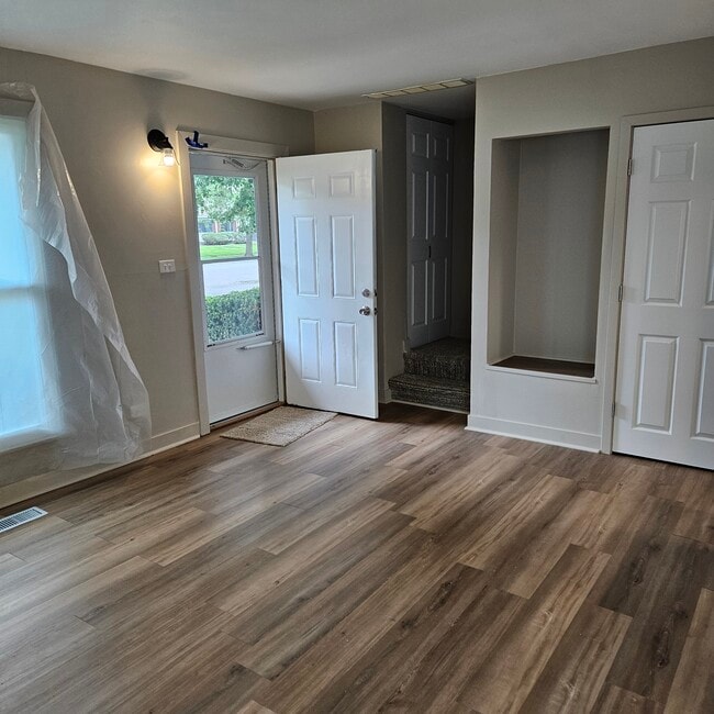 Building Photo - 5565 Allemong Dr
