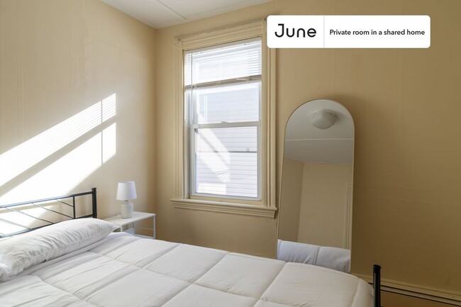 Foto del edificio - Private bedroom in 4 bed/1 bath Home