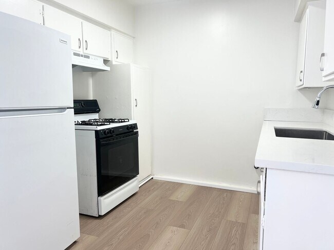 Building Photo - Bright 2 bed 1 bath in Pacific Beach