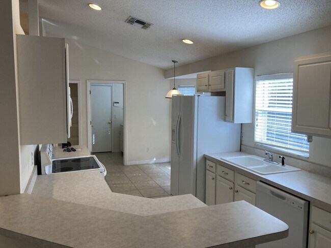 Building Photo - Charming 3BD/2BA - Cheshire Woods
