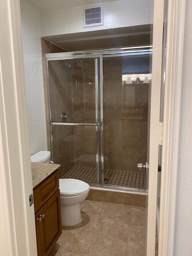 Baño principal - 6625 Green Valley Cir