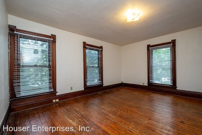 Building Photo - 914 1/2 N Dodge St