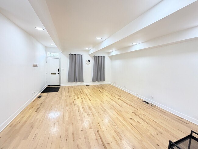 Building Photo - 1945 W Thomas St