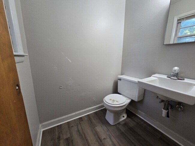 Foto del edificio - 745 Rustland Dr