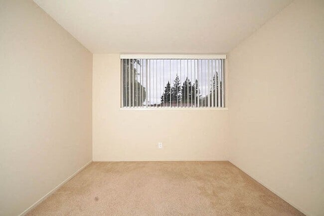 Building Photo - 420 James Rd