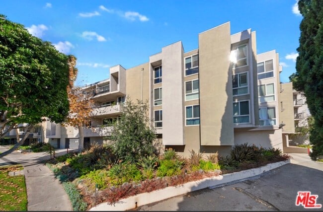 Frente del edificio - 8535 Knoll N W Dr