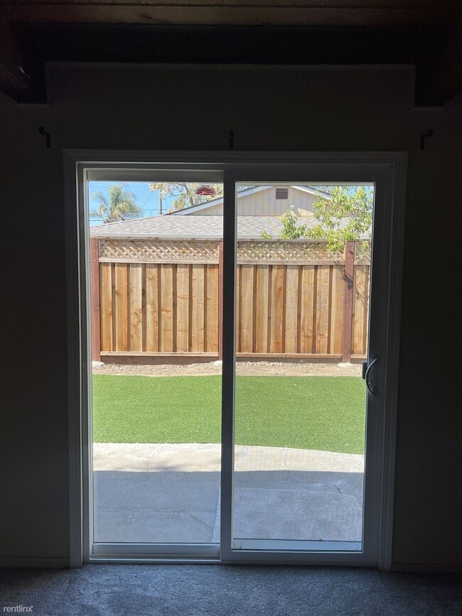 Foto del edificio - 2 br, 1 bath Duplex - 1346 Lambaren Avenue...