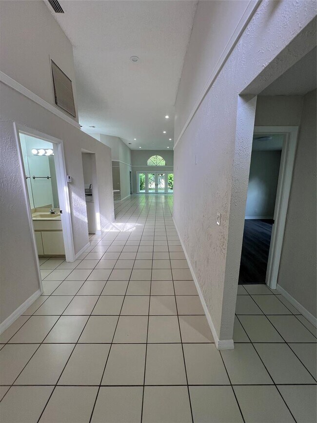 Building Photo - 10361 Buena Ventura Dr