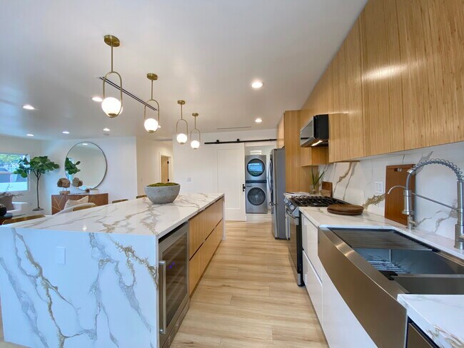 Foto del edificio - 2418 Glencoe Ave
