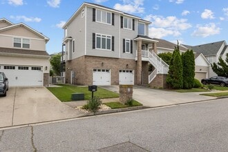 Building Photo - 9620 Dolphin Run