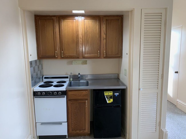 Building Photo - Cozy Studio Apartment in Belvidere