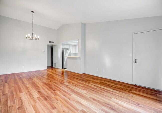 Foto del edificio - 7308 Corbin Ave
