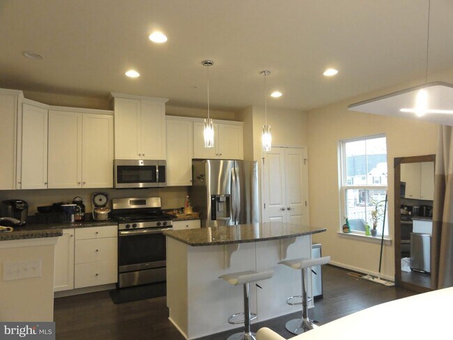 Building Photo - 606 N Atwater Dr