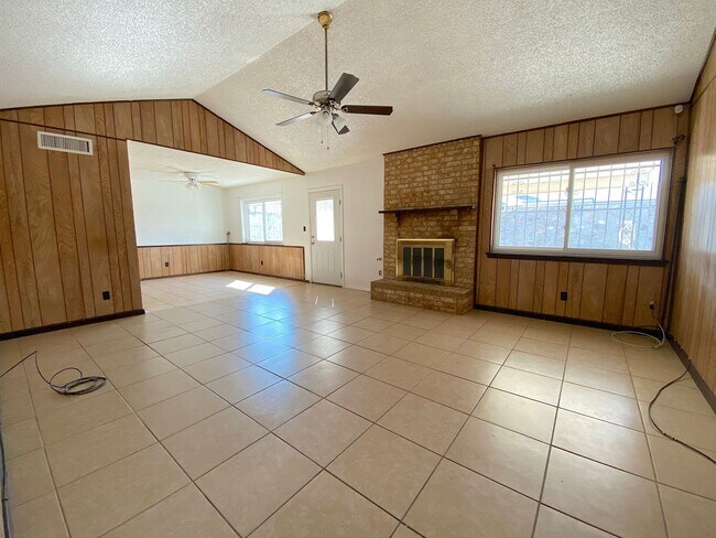 Foto del edificio - Northeast El Paso 3 Bed Refrig A/C