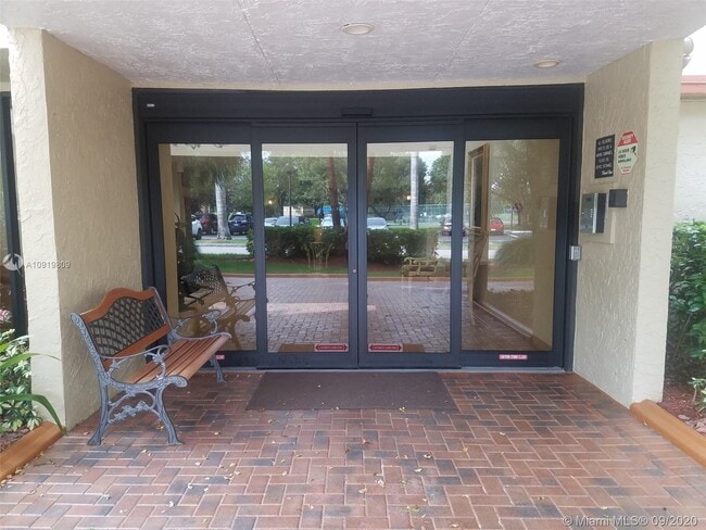 Building Photo - 16475 Golf Club Rd