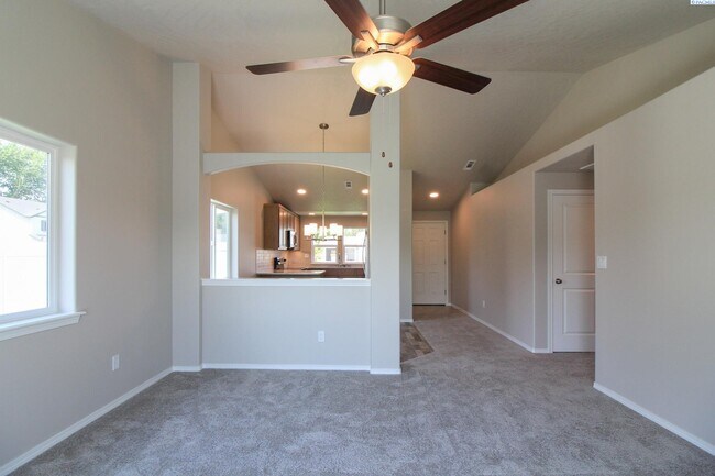 Building Photo - Newer 3 Bed/2 Bath Rambler in Pasco