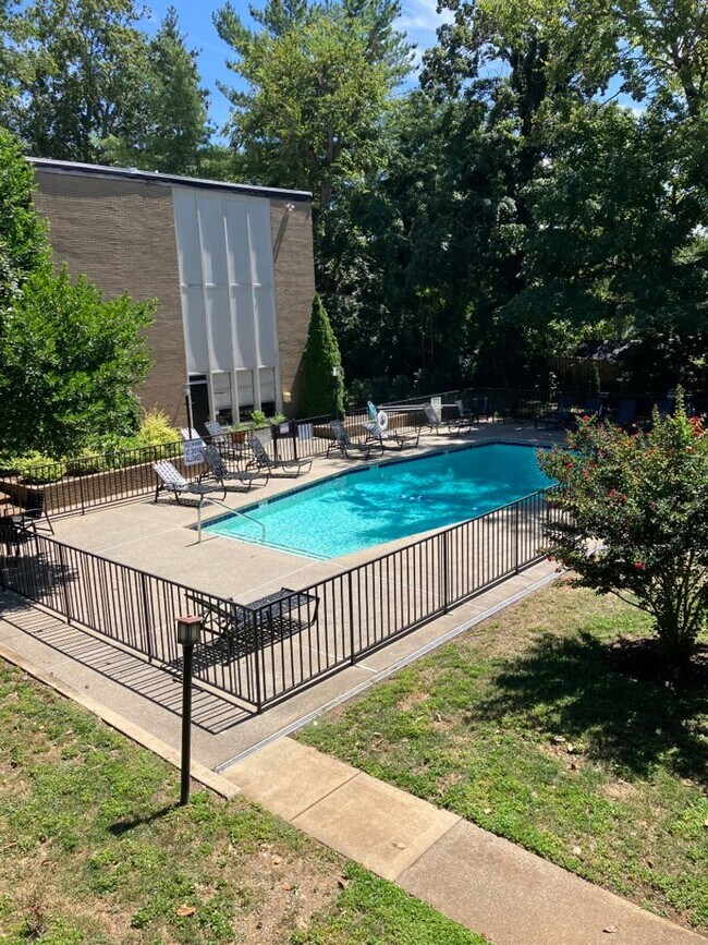 Cute West End Condo - 1 Month Free Special... - Cute West End Condo - 1 Month Free Special...