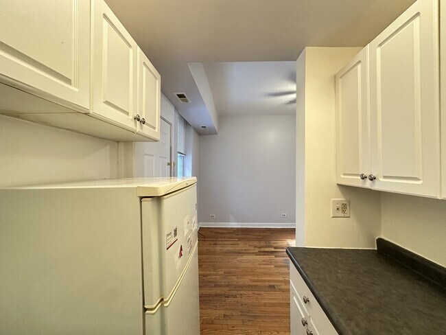 Foto del edificio - 2405 W Wilson Ave