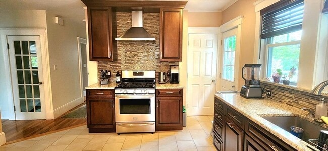 Building Photo - 305 Webster St