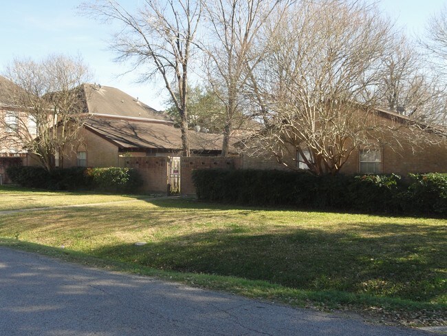 Building Photo - 5821 Dolores St
