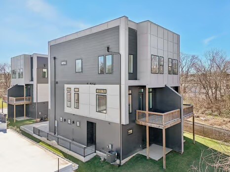 Building Photo - 107 E 9th St