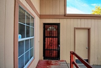 Building Photo - 466 1/2 Carson Lake Dr