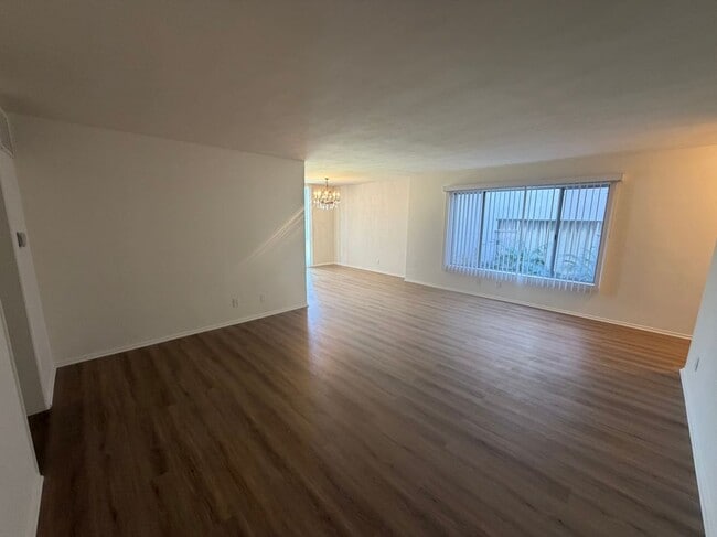 Building Photo - 433 S Palm Dr