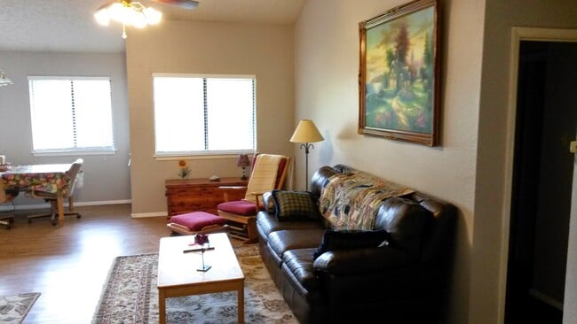 Foto del edificio - 3402 Meadowview Dr