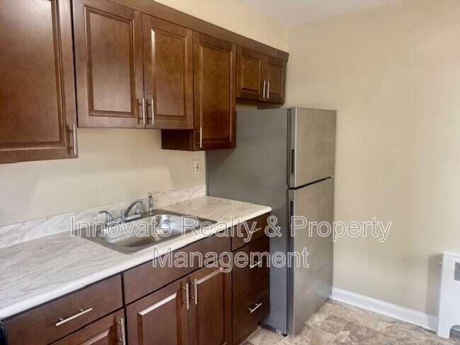 Building Photo - 910 E Sharpnack St