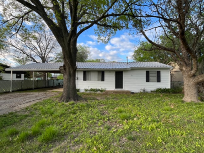 Building Photo - 102 E Pecan St