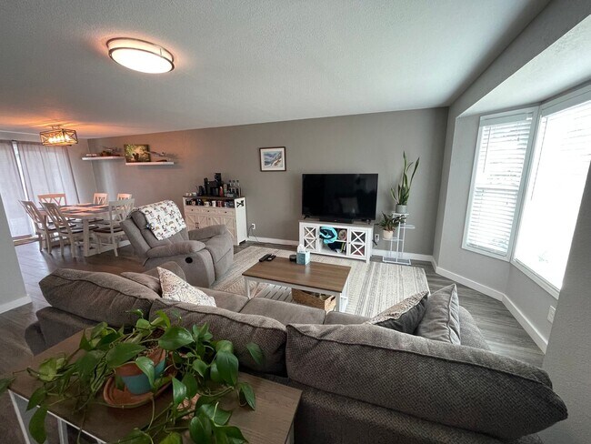 Building Photo - Spacious and Comfortable 3 Bedroom Home