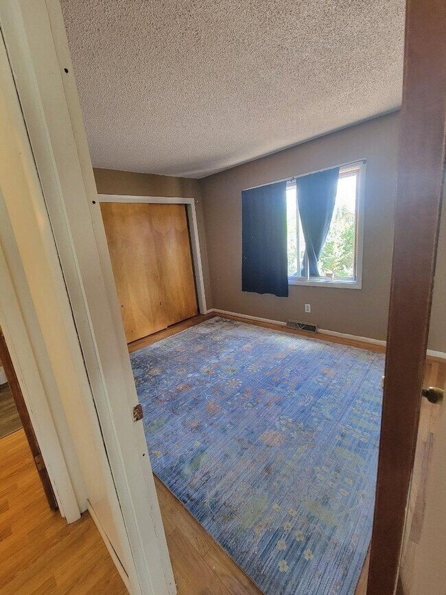 Foto del edificio - Spacious 2 bed, 1 bath apartment located o...