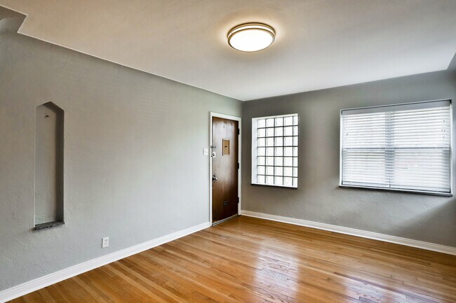 Foto del edificio - 5066 Oleatha Ave