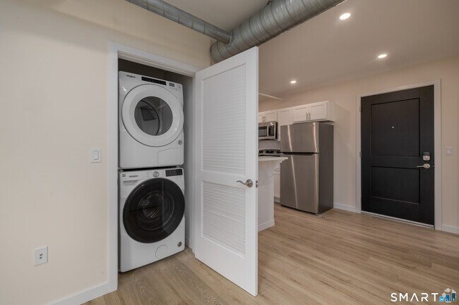 Foto del edificio - 584 Main St