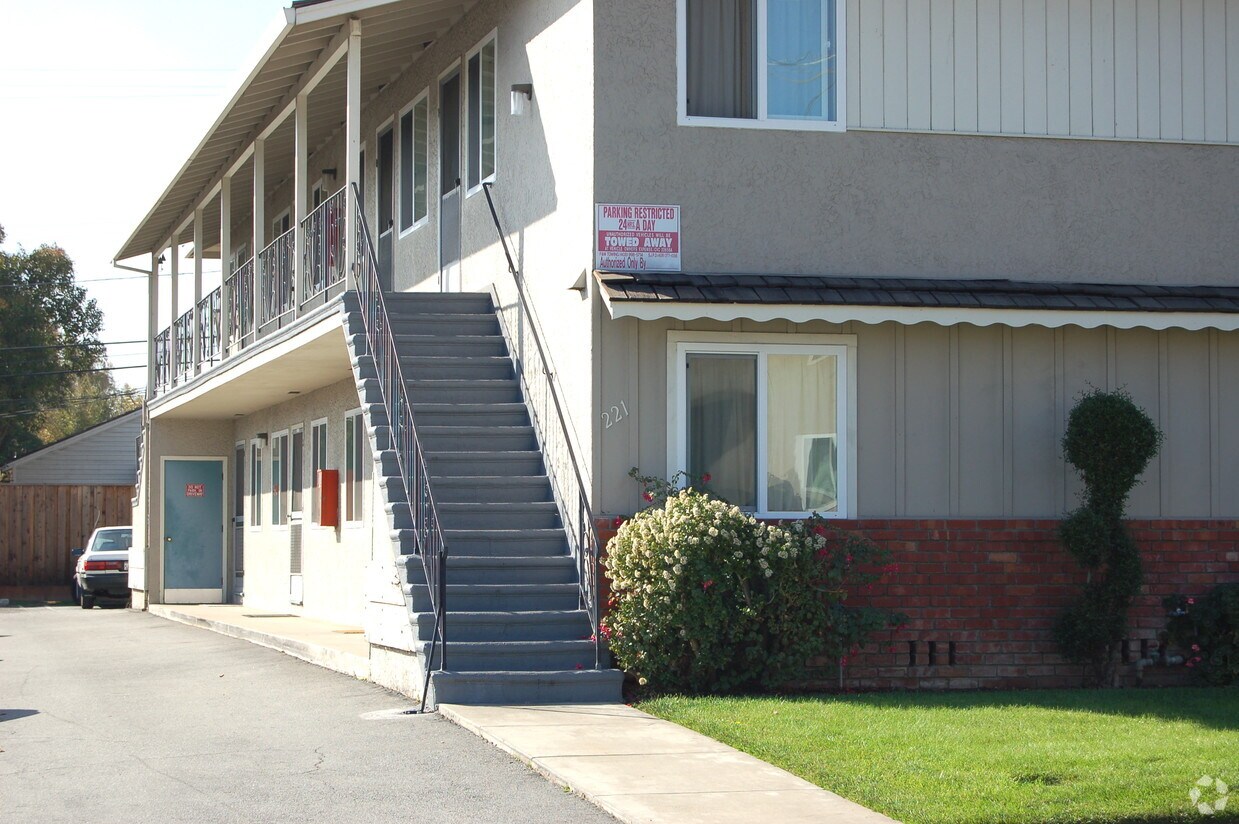 Building Photo - 221 Pamela Ave