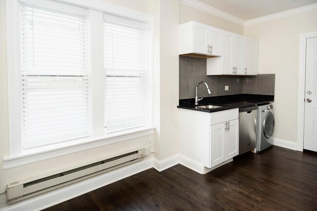 Foto del edificio - 3817 N Greenview Ave