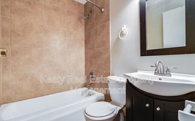 Foto del edificio - 211 Versailles Blvd