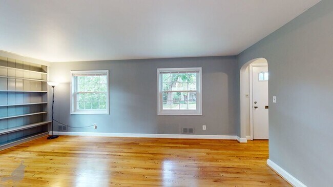 Foto del edificio - Charming & Elegant Three Bedroom Home! Par...
