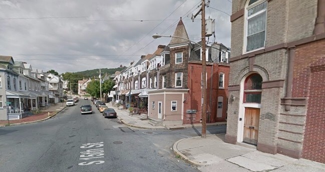 Building Photo - 431 S 15th St