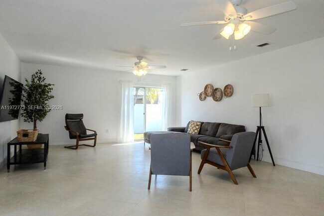 Foto del edificio - 9731 Bel Aire Dr