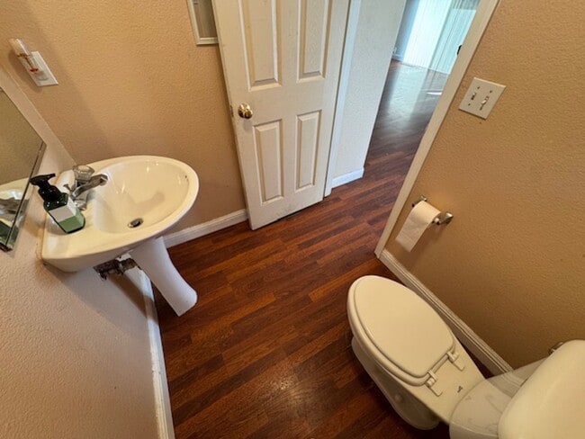 Foto del edificio - 3 Bedroom Townhouse Available Soon!