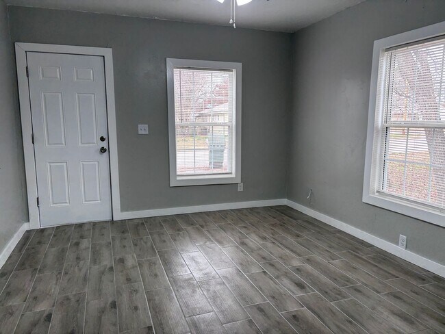 Foto del edificio - Remodeled 2 bedroom, 1 bathroom house with fenced yard and garage