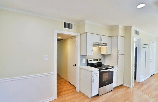 Building Photo - 2421 W Anderson Ave