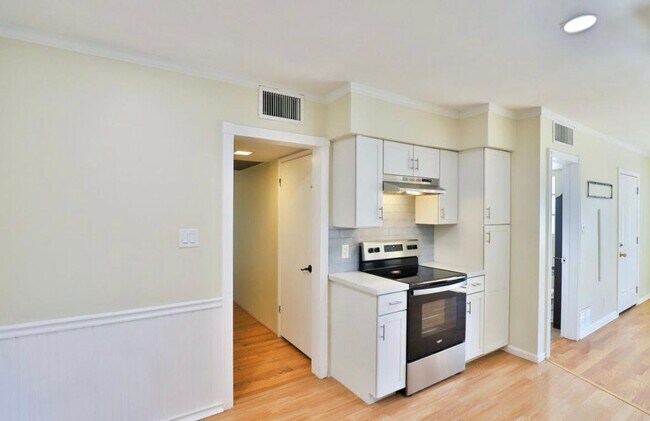 Foto del edificio - 2421 W Anderson Ave
